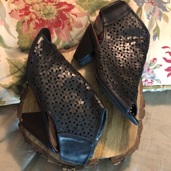 GREAT MOMENTS Size 11 Premier VHeel Floral Leather Laser Cut-Out Design Velcro - Picture 2 of 16